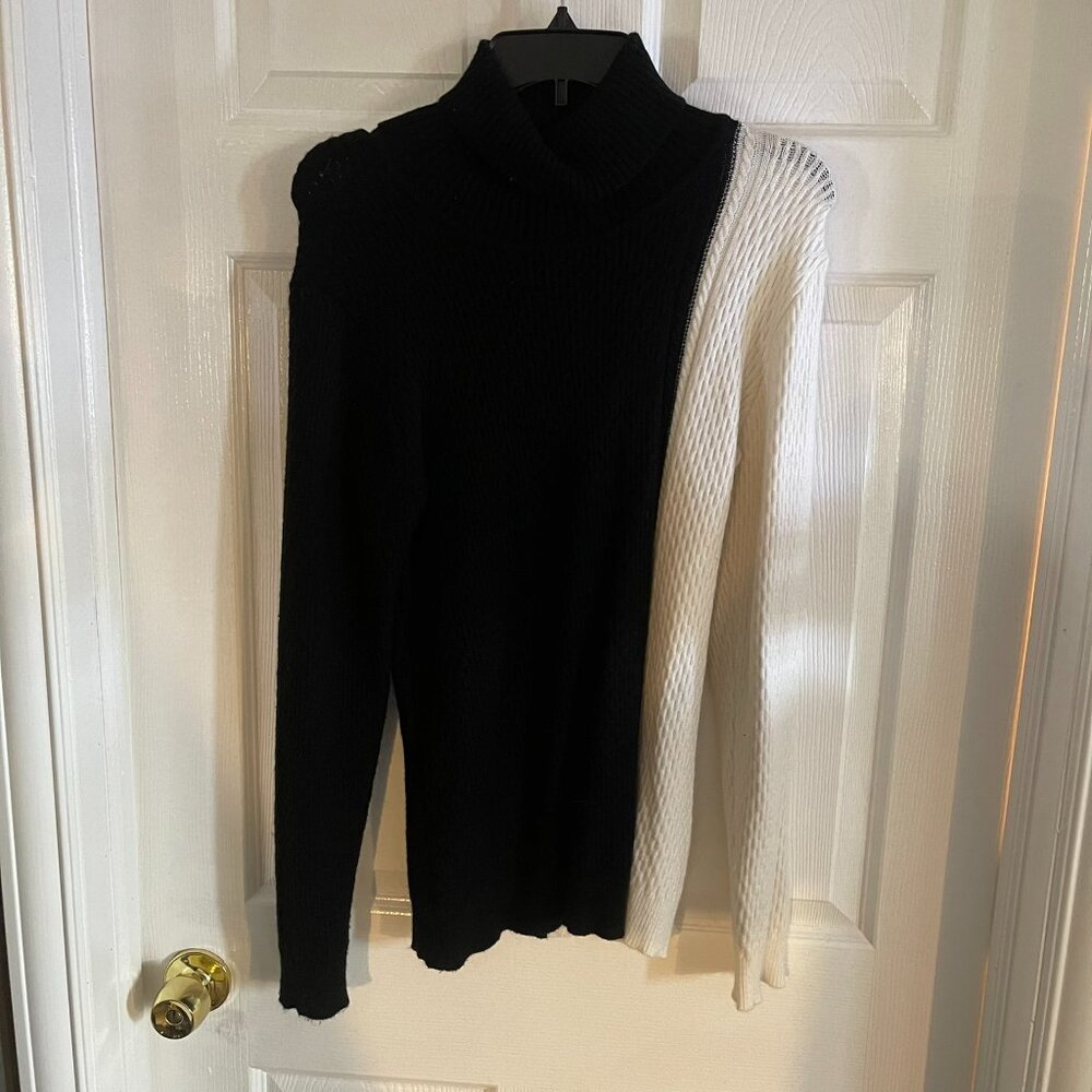 Women's Venus Black and White Sweater Large